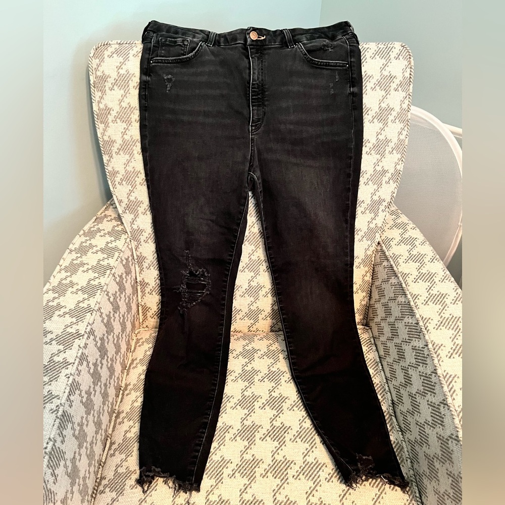 Black ripped skinny jeans